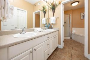 ガルフ・ショアーズにあるLighthouse 314 condoの洗面台が2つと大きな鏡があるバスルーム +26枚の写真