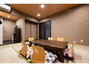 una sala da pranzo con tavolo e sedie in legno di BEPPU NO YU SARA - Vacation STAY 87960 a Beppu