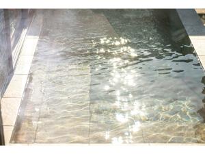 un charco de agua con reflejos en el agua en YUHUROTEN YOJYOU NO BI - Vacation STAY 87032, en Yufu