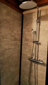um chuveiro na casa de banho com uma escova de dentes em Gite 3 étoiles dans une grange rénovée - Cantal Emotions Valette - Auvergne em Valette