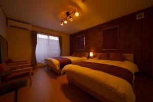 由布市にあるTakanoya Tsuki - Vacation STAY 91942のベッド2台と窓が備わるホテルルームです。
