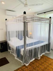 ウナワトゥナにあるVilla Olgaのベッドルーム1室(二段ベッド2組、蚊帳付)