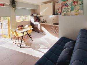 a living room with a couch and a table and a kitchen at CPR SolNascente in Portimão