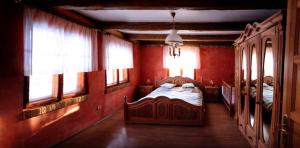 1 dormitorio con 2 camas en una habitación con ventanas en chalupa u Pinkasů, en Střítež