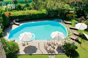 Bazén v ubytování Hotel Nedy nebo v jeho okolí