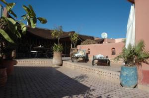 un patio con macetas y un edificio en Riad El Sagaya, en Marrakech