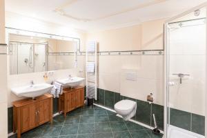 ヴァルガウにあるGästehaus Oberlandのバスルーム(洗面台2台、シャワー、トイレ付) +38枚の写真