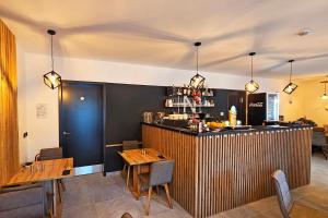 Lounge nebo bar v ubytování ENJOYHARRACHOV - Atraktivní klidný klimatizovaný apartmán 20 v centru Harrachova s parkováním, Wifi-WLAN, SAT, herní konzolí, Ipad, Netflix zdarma, možností dobíjení auta, výhledem do zahrady a na romantický kostelík