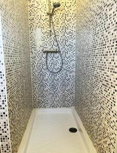 um chuveiro na casa de banho com paredes em azulejo em Villa ALISA avec piscine privée em Roquebrune-sur-Argens