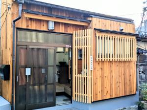 un edificio con dos puertas y una puerta en Dongurian, en Kioto