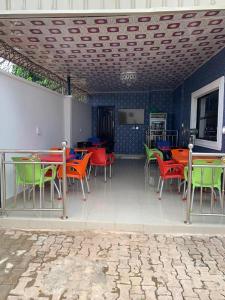 - un ensemble de tables et de chaises sur une terrasse dans l'établissement Dovan Lodge Enugu, à Enugu