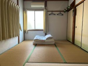 Postel nebo postele na pokoji v ubytování Tentsuku Guest House