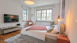 a bedroom with a bed and a flat screen tv at Stylisches Villa-Apartment in Schlossgartennähe in Schwerin