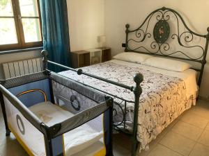 una camera con un letto e una sedia di Casa Luna - Airport a Pisa