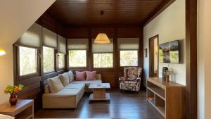 ein Wohnzimmer mit einem Sofa und einem Tisch in der Unterkunft Alfinio Villa in Sinaia