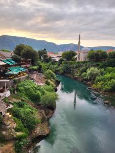 een luchtzicht op een rivier met een moskee bij Mostar Delight - Next to riverside! in Mostar