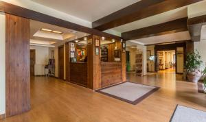 sala de estar con paredes de madera y puerta de madera en Hotel Candanchú, en Candanchú