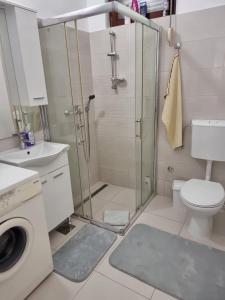 een badkamer met een douche, een toilet en een wastafel bij Mostar Delight - Next to riverside! in Mostar