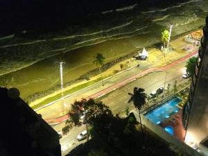 Vista de la piscina de Flat em Recife o alrededores