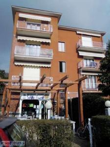 un edificio alto con balcones a un lado. en Appartamento Bellavista - Fronte Lago di Varese en Gavirate
