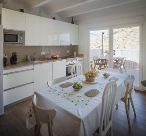 a kitchen and dining room with a table and chairs at Ca Pelegrí in Useras