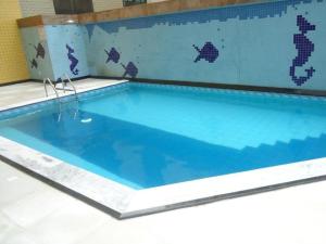 una gran piscina de agua azul en Flat em Recife, en Recife