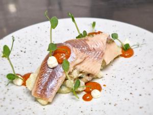 un plato de comida con carne y verduras. en Pension Bergheim, en Tannheim