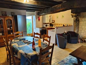 cocina y sala de estar con mesa y sillas en La Source en Sermaise