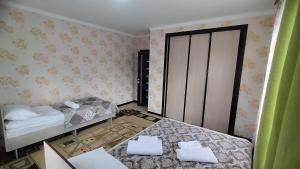 Postel nebo postele na pokoji v ubytování Гостевой дом Datka