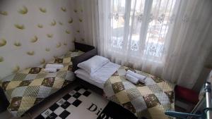 Postel nebo postele na pokoji v ubytování Гостевой дом Datka