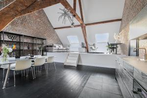a kitchen and dining room with a brick wall at Pastoria Residence in Maastricht