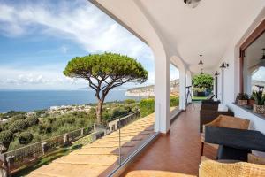 索伦托My Exclusive Italy - Luxury Villa with breathtaking Seaview, pool, BBQ的海景度假屋