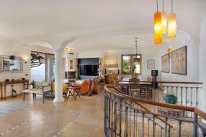 索倫托的住宿－Luxury Villa with breathtaking Seaview, pool, BBQ，一间带厨房的客厅和一间餐厅
