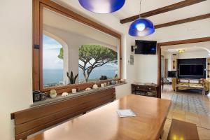 索倫托的住宿－Luxury Villa with breathtaking Seaview, pool, BBQ，客厅设有桌子和大窗户