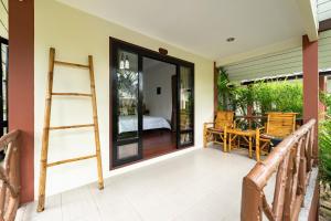 蘇梅島的住宿－Tropical Heavens Garden Samui，带门廊的客房,配有梯子和床