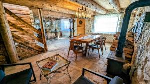 - une salle à manger avec une table et un poêle à bois dans l'établissement GUEST HOUSE PRIVAL.CLUB, à Žabljak