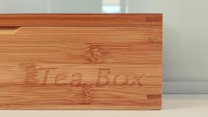 a wooden box with the word tea box on it at dalTURRI - Casa vacanze al mare - Relax e PRIVATE WELLNESS con sauna in Duino