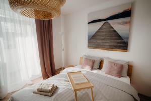 - une chambre avec un lit et une table dans l'établissement Resort Stories Išskirtiniai 7 vietų apartamentai Birštone, à Birštonas 36 autres photos