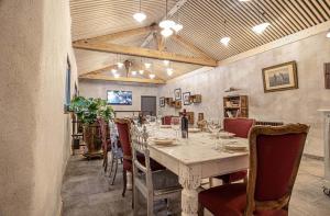 L en Ardèche : غرفة طعام مع طاولة وكراسي طويلة