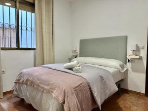 ein Schlafzimmer mit einem Bett mit zwei Handtüchern darauf in der Unterkunft Casa Leví in Córdoba