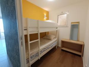 Cette petite chambre comprend 2 lits superposés. dans l'établissement Appartement 3P traversant vue mer et forêt - Les clés de l´Estérel, à Théoule-sur-Mer