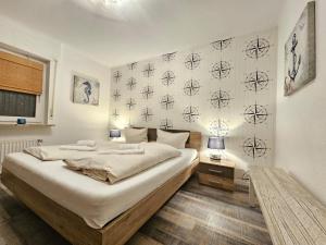 - une chambre avec un grand lit et un mur dans l'établissement Ferienwohnung Merle Unnern, à Nessmersiel
