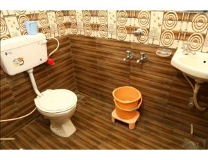 a bathroom with a toilet and a sink at Hotel Bhagwati International, Abu Road, Rajasthan in Ābu Road