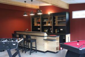 eine Bar mit einem Billardtisch und Tischtennisplatten in der Unterkunft Domaine de Maravant - Centre de vacances in Thollon