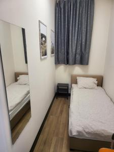 Ένα ή περισσότερα κρεβάτια σε δωμάτιο στο Rooms4Rest Bokserska - Private rooms for tourists - ATR Consulting Sp, z o,o,
