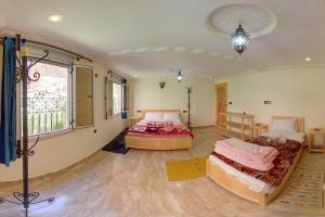 1 dormitorio con 2 camas en una habitación en Hotel De La Vallée, en Aït Baha