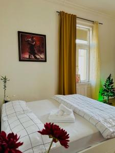 una camera con un letto e una foto appesa al muro di Saffron Apartment-Panoramic Balcony a Budapest