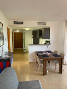 a kitchen and dining room with a table and chairs at Lakeview Residence 'Casa Naranjas' Mar Menor Golf and Leisure Resort in Torre-Pacheco