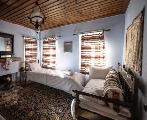 Posteľ alebo postele v izbe v ubytovaní Gorianades Traditional House