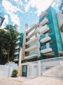 ウバトゥバにあるApartamento Ubatubaの白い柵の高い建物